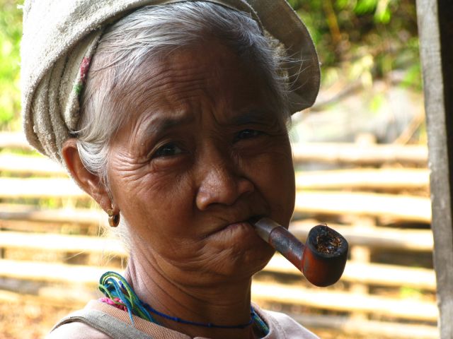Zdjęcia: okolice Mae Sot, kobieta z fajka, TAJLANDIA Zdjęcia: okolice Mae Sot, kobieta z fajka, TAJLANDIA