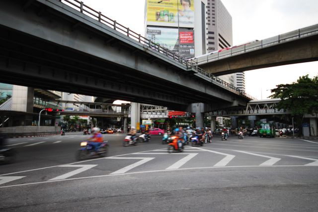Zdjęcia: Bangkok, skrzyżowanie równorzędne????, TAJLANDIA Zdjęcia: Bangkok, skrzyżowanie równorzędne????, TAJLANDIA
