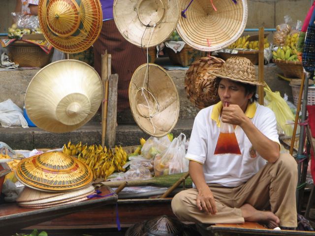 Zdjęcia: floating market, okolice BKK, kapelusznik, TAJLANDIA Zdjęcia: floating market, okolice BKK, kapelusznik, TAJLANDIA