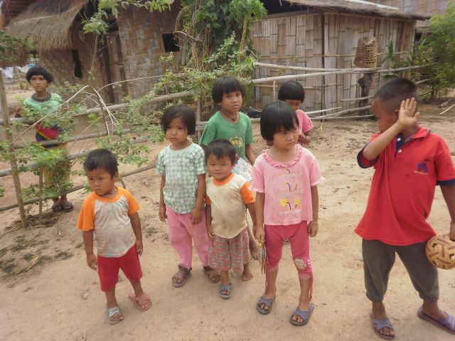 Zdjęcia: okolice chiang mai, 80km na północ od chiang mai, dzieci , TAJLANDIA Zdjęcia: okolice chiang mai, 80km na północ od chiang mai, dzieci , TAJLANDIA