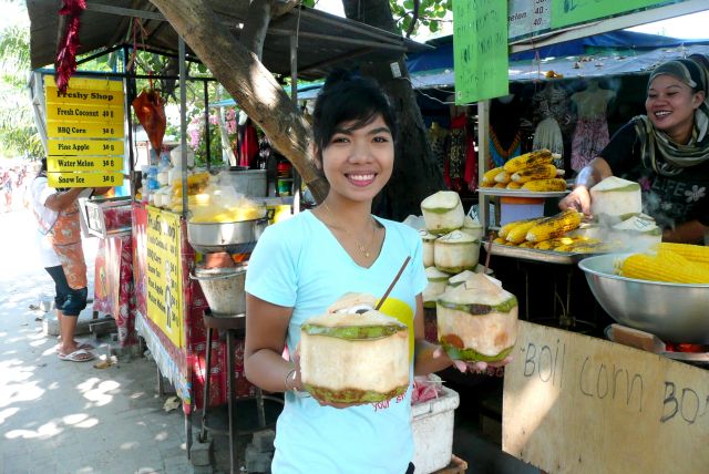 Zdjęcia: Yongkasem beach, Koh Phi Phi Don, Tajowie - mrożone kokosy, TAJLANDIA Zdjęcia: Yongkasem beach, Koh Phi Phi Don, Tajowie - mrożone kokosy, TAJLANDIA