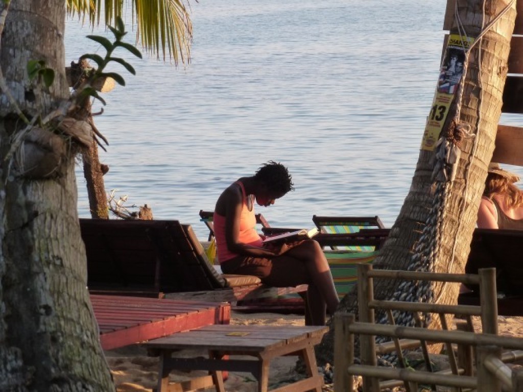 Zdjęcia: plaża popołudniem, Kho Chang, niezwykle ciekawa lektura, TAJLANDIA Zdjęcia: plaża popołudniem, Kho Chang, niezwykle ciekawa lektura, TAJLANDIA