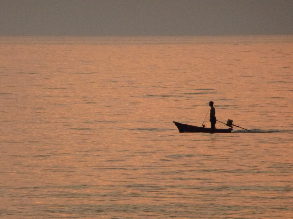 Zdjęcia: zatoka tajlandzka, Ko Chang, rybak o zmierzchu , TAJLANDIA Zdjęcia: zatoka tajlandzka, Ko Chang, rybak o zmierzchu , TAJLANDIA