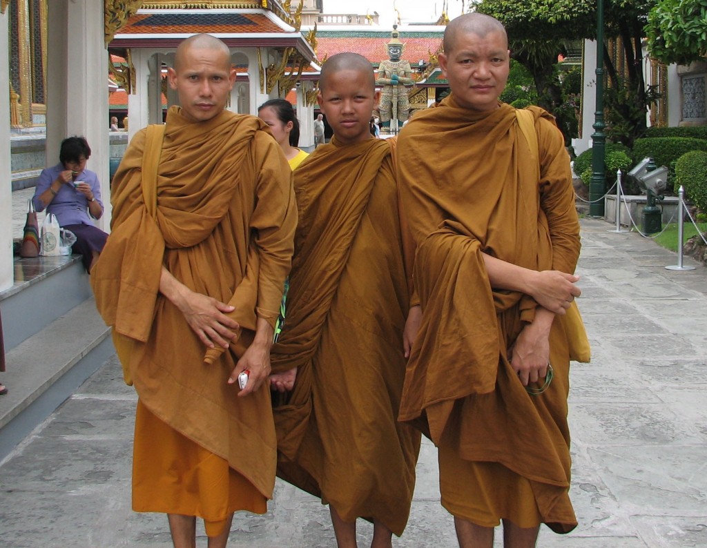 Zdjęcia: Taj Wat Phrav Sri Ratana Sasadaram, Bangkok, Buddyjscy mnisi, TAJLANDIA Zdjęcia: Taj Wat Phrav Sri Ratana Sasadaram, Bangkok, Buddyjscy mnisi, TAJLANDIA