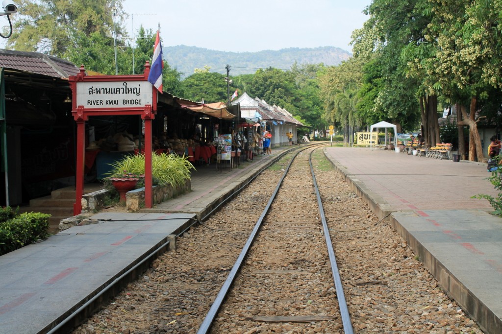 Zdjęcia: Kanchanaburi, Kanchanaburi, stacja przy moście na rzece Kwai, TAJLANDIA Zdjęcia: Kanchanaburi, Kanchanaburi, stacja przy moście na rzece Kwai, TAJLANDIA