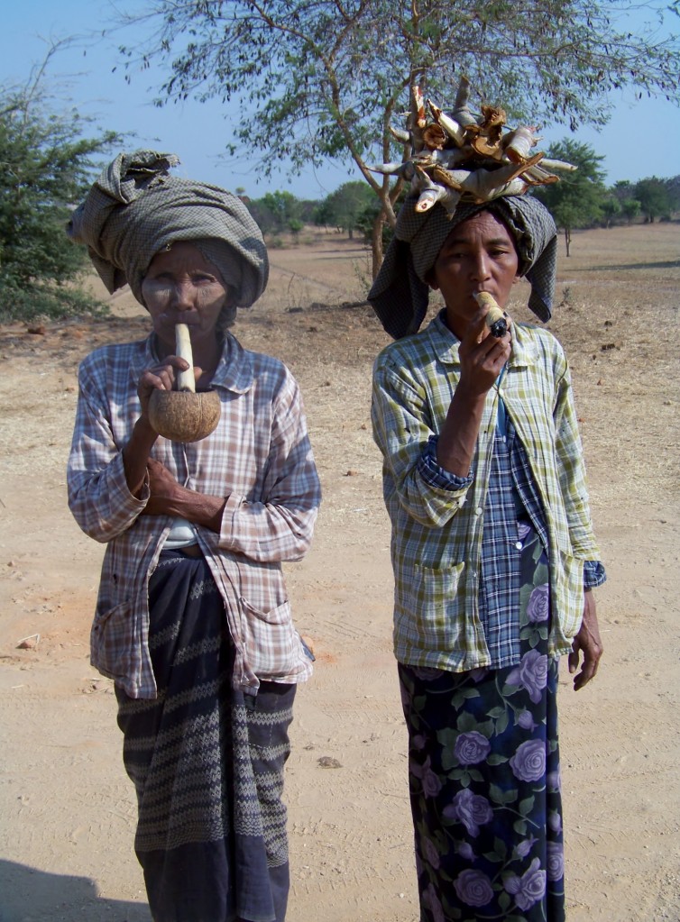Zdjęcia: Okolice Mandalay, Północny, Wiejskie kobiety, MYANMAR Zdjęcia: Okolice Mandalay, Północny, Wiejskie kobiety, MYANMAR