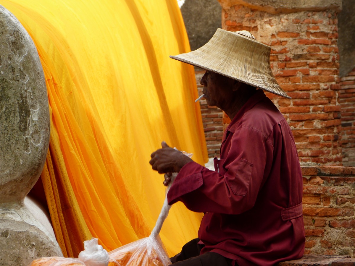 Zdjęcia: Ayutthaya, Wat Yai Chai Monghon, Ayutthaya, Przerwa na papieroska, TAJLANDIA Zdjęcia: Ayutthaya, Wat Yai Chai Monghon, Ayutthaya, Przerwa na papieroska, TAJLANDIA