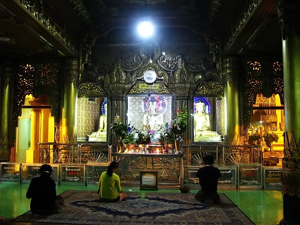 Zdjęcia: Yangon, Yangon, Sule Paya - ołtarz, MYANMAR Zdjęcia: Yangon, Yangon, Sule Paya - ołtarz, MYANMAR