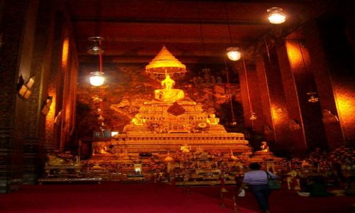 TAJLANDIA / Bangkok / zespó³ ¶wi±tynny / wewn±trz ¶wi±tyni