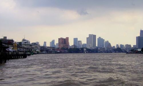 Zdjęcie TAJLANDIA / Bangkok / na rzece Chao Praya / panorama na Bangkok z rzeki