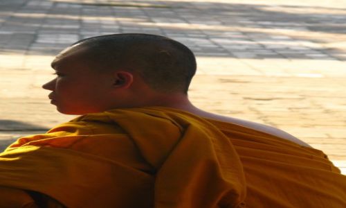 Zdjęcie TAJLANDIA / Chiang Mai / Wat Chedi Luang / Mnich