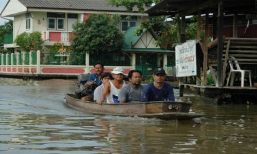 Zdjecie TAJLANDIA / Tajlandia / Stary Bangkok / Ekipa budowlana w drodze do pracy