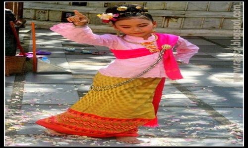 Zdjecie TAJLANDIA / Chiang Mai / Chiang Mai / Tajska dziewczynka w wiatyni Doi Suthep