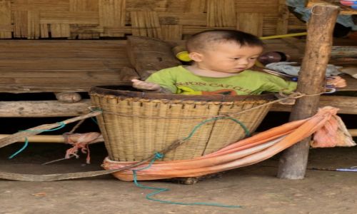 Zdjcie TAJLANDIA / prowincja Chiang Mai / Wioska Karenw / Chopiec z noyczkami