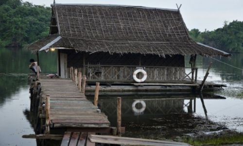 Zdjcie TAJLANDIA / Nizinia Menamu / Kanchanaburi / Chatka na wodzie