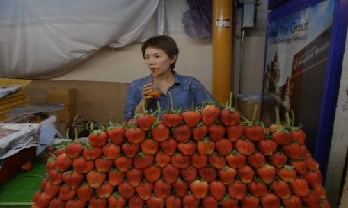 Zdjecie TAJLANDIA / chiang rai / bazar / truskaweczki