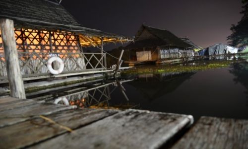 Zdjcie TAJLANDIA / Nizinia Menamu  / Kanchanaburi / Domki na wodzie
