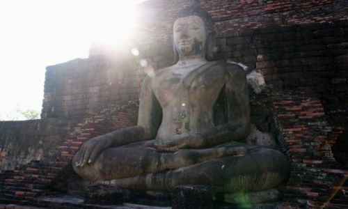 Zdjecie TAJLANDIA / Tailandia / Sukhothai / Budda o wschodzie