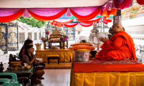 TAJLANDIA / Bangkok / Big BuddaTemple / Modlitwa