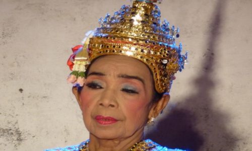 Zdjecie TAJLANDIA / Bangkok / festyn uliczny nad Menamem / tancerka?