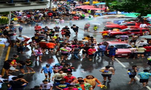 Zdjecie TAJLANDIA / bangkok / in the street... / songkran...