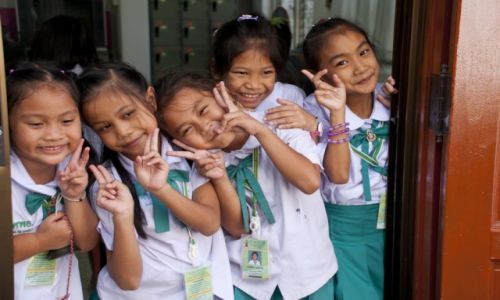 Zdjecie TAJLANDIA / Bangkok / Wat Pho / Dzieciaki na przerwie w witynnej szkole prowadzonej przez Mnichw