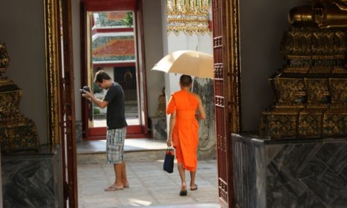 Zdjcie TAJLANDIA / Bangkok / Wat Phra / buddysta vs. turysta