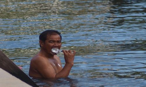 Zdjcie TAJLANDIA / - / Amphawa / Poranna higiena przed targami w Amphawie