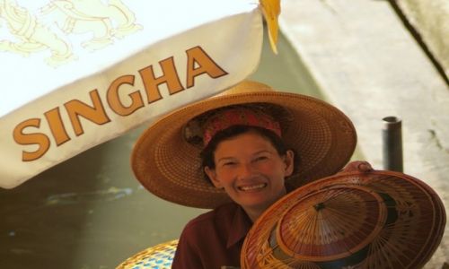 Zdjcie TAJLANDIA / - / Amphawa / Sprzedawczyni na plywajacym targu