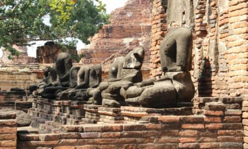Zdjecie TAJLANDIA / Ajutthaja / Wat Phra Mahthat / Zniszczone posgi Buddy w Wat Phra Mahthat