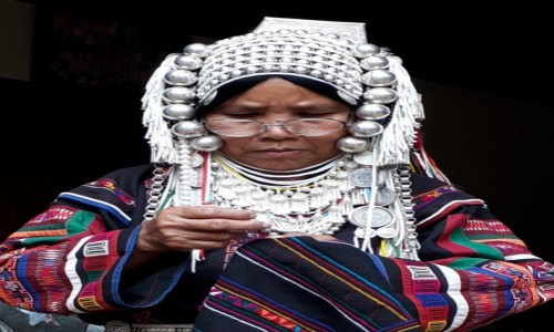 Zdjecie TAJLANDIA / Prowincja Chiang Mai / Jaka grska wioska (nie cepelia) / Teresa z plemienia Akha wyszywa 