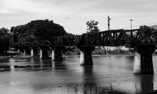 Zdjecie TAJLANDIA / Kanchanaburi / Kanchanaburi / Most na rzece Kwai