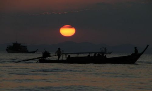 Zdjęcie TAJLANDIA / brak / Ao Nang / człowiek przy sterze