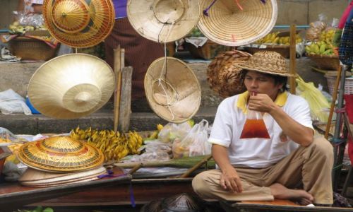 Zdjecie TAJLANDIA / okolice BKK / floating market / kapelusznik