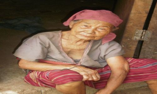 Zdjcie TAJLANDIA / 80km na pnoc od chiang mai / okolice chiang mai / staruszka z plemienia Lisu