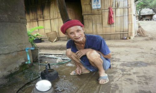 Zdjcie TAJLANDIA / 80km na pnoc od chiang mai / okolice chiang mai / mezczyzna z plemienia karen 