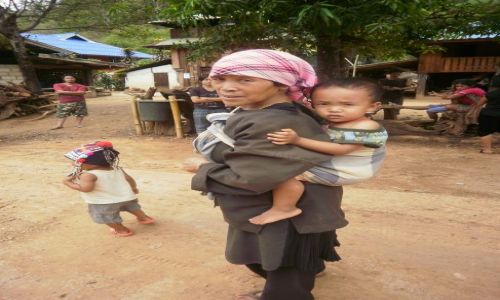 Zdjecie TAJLANDIA / 80km na pnoc od chiang mai / okolice chiang mai / kobieta z dzieckiem