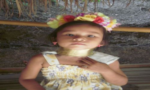 Zdjecie TAJLANDIA / 80km na pnoc od chiang mai / okolice chiang mai / dziewczynka z plemienia long neck