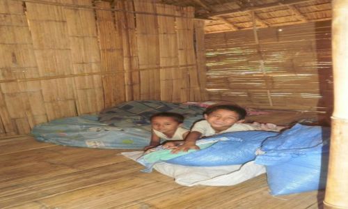 Zdjecie TAJLANDIA / 80km na pnoc od chiang mai / okolice chiang mai / dzieci w chacie