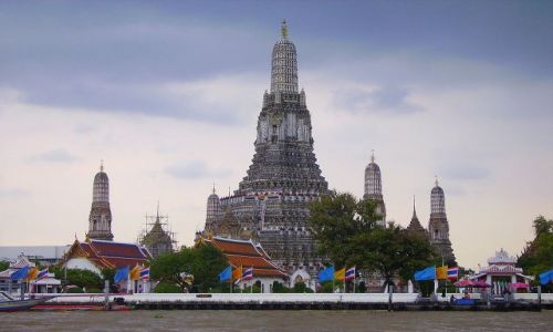 Zdjęcie TAJLANDIA / Bangkok / swiatynia Wat Arun / kompleks swiatyni Wat Arun widziany z rzeki