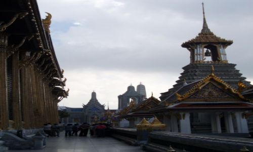 Zdjecie TAJLANDIA / Bangkok / Wat Phra Keo / ... boczna kolumnada wiatyni Szmaragdowego Buddy ...