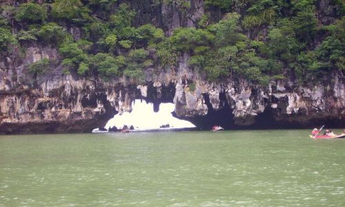 Zdjcie TAJLANDIA / poudniowa Tajlandia / Ao Phang-Nga National Park / wyrzebiona przez wod jaskinia Koh Talu