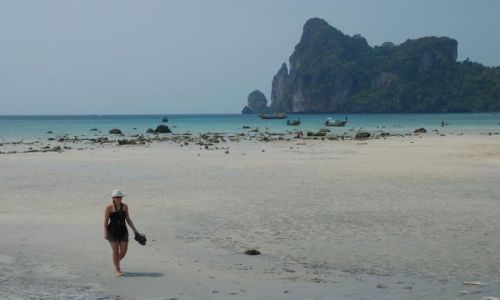 Zdjęcie TAJLANDIA / - / Ko Phi Phi / odpływ w zatoce Ton Sai
