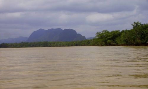 Zdjęcie TAJLANDIA / południowa Tajlandia / zatoka Ao Phang-Nga / dziwny kolor wody po deszczach