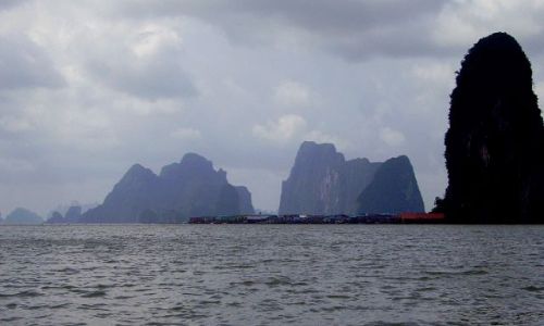 Zdjęcie TAJLANDIA / południowa Tajlandia / zatoka Ao Phang-Nga / w zatoce Phang Nga  prawie jak w Halong Bay