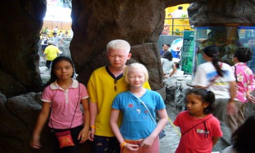 Zdjecie TAJLANDIA / Trat / Trat / barwne rodzenstwo