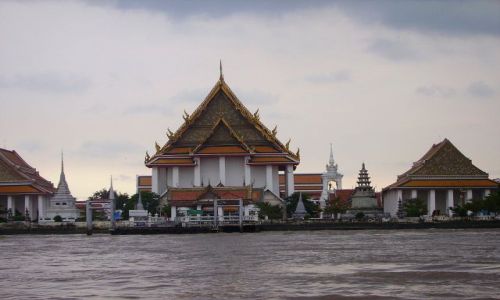 Zdjecie TAJLANDIA / Bangkok / na rzece Chao Praya / widok z rzeki na wiatynie