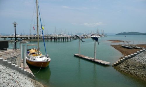 Zdjcie TAJLANDIA / Phuket / Marina Ao Po / Niska woda w marinie