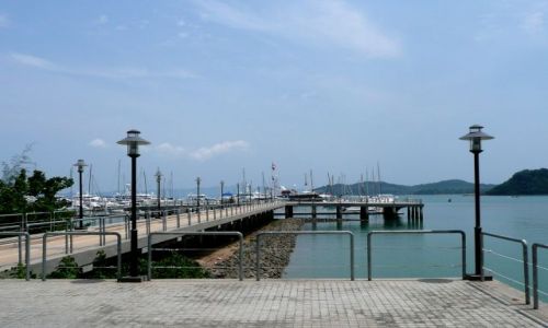 Zdjęcie TAJLANDIA / Phuket / Marina Ao Po / Pasaż do doku