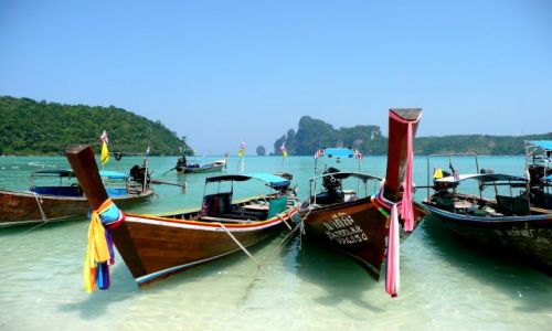 Zdjecie TAJLANDIA / Koh Phi Phi Don / Yongkasem beach / Kolorowe wstgi na cze Buddy